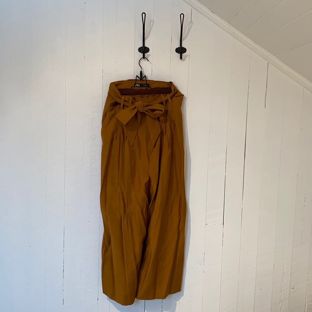 Yellow pants crops length